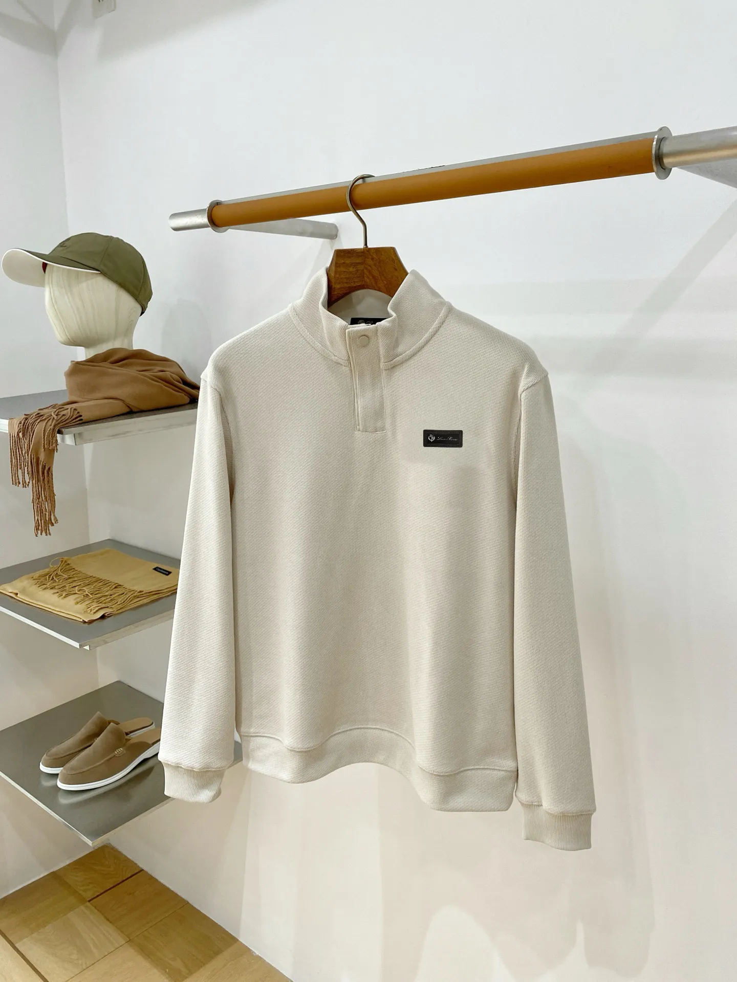 , LP 2051 autumn and winter New Arrival men's casual round neck sweatshirt, the final channel product has appeared! ! Simultaneous sales at the counter! It is no exaggeration to say that LP items have always been one of the must-have items for successful business people! The brand's high-end style and powerful aura are not something that everyone can easily overcome. The fabric is customized with 24% cotton + 69% polyester + 7% spandex, the stitching is neat, and the upper body is fashionable and stylish. Size:M-3XL